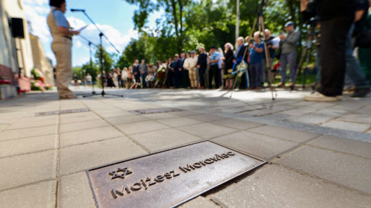 Podczas obchodów 79. rocznicy pogromu w Kielcach zapalono znicze przy tabliczkach z nazwiskami ofiar koło kamienicy przy ul. Planty 7/9. Fot. PAP/Adam Kumorowicz 