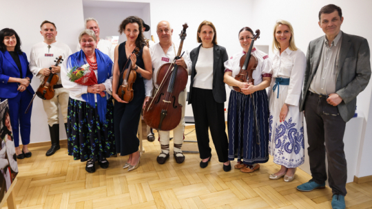 Minister kultury i dziedzictwa narodowego Hanna Wróblewska (4P), p.o. dyrektora Narodowego Instytutu Muzyki i Tańca Lech Dzierżanowski (P), kierowniczka Działu Projektów Muzycznych Narodowego Instytutu Muzyki i Tańca Alina Święs (2P) oraz artystka ludowa Marta Walczak-Staszewska (3L) podczas otwarcia wystawy laureatów 50. Nagrody im. Oskara Kolberga „Za zasługi dla kultury ludowej” w stołecznej Galerii "Okno na Kulturę". PAP/Albert Zawada