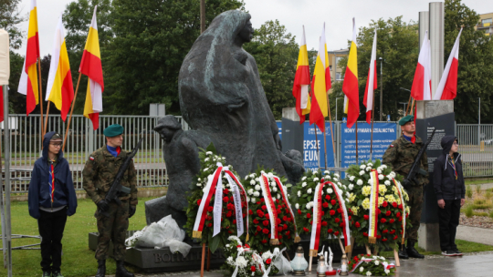 Uroczystość pod pomnikiem poświęconym Bohaterskim Matkom Sybiraczkom w Białymstoku w 85. rocznicę III i IV wywózki obywateli polskich na Sybir. Fot. PAP/Artur Reszko