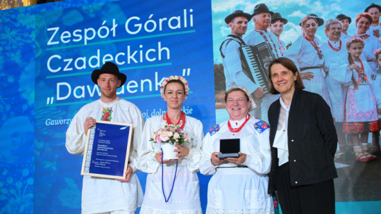 Zespół Górali Czadeckich Dawidenka i minister Wróblewska (pierwsza z prawej). Fot. PAP/Marcin Obara 