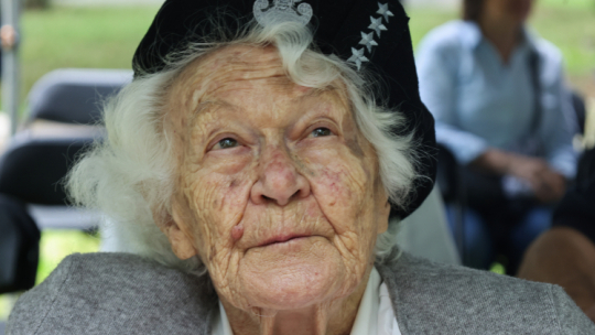 Obchody 81. rocznicy wybuchu powstania warszawskiego. Uczestniczka Powstania Warszawskiego Krystyna Markowska „Biedronka” przy kamieniu „Żołnierzom Żywiciela” w Parku im. Żołnierzy „Żywiciela”. Fot. PAP/Albert Zawada