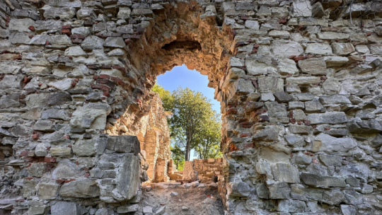 Fragment oczyszczonego muru zamku Sobień. Fot. RDLP w Krośnie