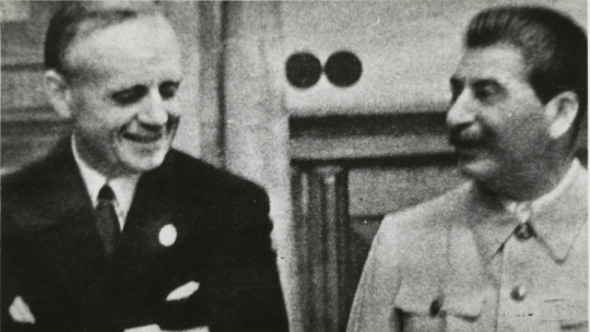 Ribbentrop i Stalin po podpisaniu paktu Ribbentrop-Mołotow (1939)/Biblioteka Narodowa/Polona