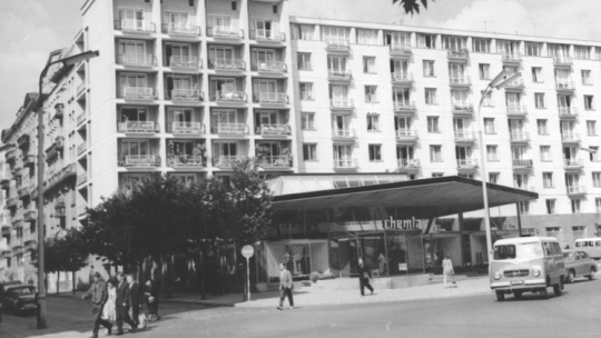Na prezentowanej fotografii wykonanej w 1964 r. przez Edmunda Uchymiaka widać właśnie pawilon Chemii na rogu ulic Brackiej i Nowogrodzkiej, który znalazł się na liście dóbr kultury współczesnej opracowanej przez warszawski oddział Stowarzyszenia Architektów Polskich.