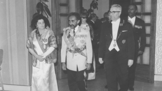 Wizyta I sekretarza KC PZPR Edwarda Ochaba w Etiopii, 1965 r. Przyjęcie wydane przez Edwarda Ochaba w hotelu Gron w Addis Abebie. Nz. Edward Ochab (P) z małżonką (L) oraz cesarz Hajle Syllasje. Fot. PAP/CAF- Stanisław Czarnogórski
