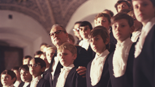 Poznań, listopad 1972 r. Dyrygent, kompozytor, dyrektor Stefan Stuligrosz w otoczeniu Chóru Chłopięcego i Męskiego Państwowej Filharmonii w Poznaniu - Poznańskie Słowiki. Fot. PAP/Jakub Grelowski