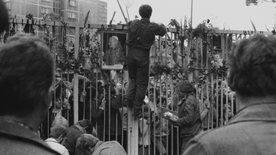 Gdańsk, 22 sierpnia 1980 r. Strajkujący pracownik Stoczni Gdańskiej im. Lenina na bramie stoczni. Fot. PAP/CAF/Janusz Uklejewski
