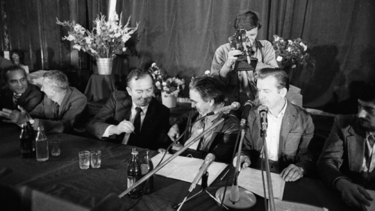 Historyczna kamera na historycznym zdjęciu: reprezentujący rząd Kazimierz Barcikowski (trzeci z prawej) i przewodniczący MKS Marian Jurczyk (drugi z prawej) 30 sierpnia 1980 r. w Stoczni Sczecińskiej podpisują potrozumienie. Za nimi operator TV Stanisław Brychcy z kamerą Arrifex 16ST. Fot. PAP/CAF/Jerzy Undro 