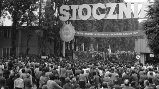Gdańsk, 30 sierpnia 1980 r. Stocznia Gdańska, trwa strajk zapoczątkowany żądaniem przywrócenia do pracy pracownicy stoczni Anny Walentynowicz. Nz. rodziny strajkujących za bramą stoczni. Fot. PAP/CAF/Janusz Uklejewski