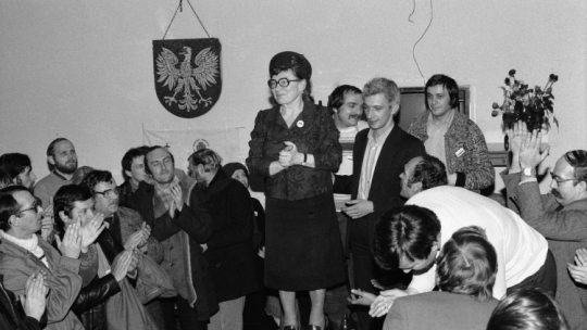 Anna Walentynowicz ze strajkującymi pracownikami służby zdrowia, oświaty i kultury - Urząd Wojewódzki w Gdańsku 16 listopada 1980 r. Fot. PAP/CAF/Stefan Kraszewski .  