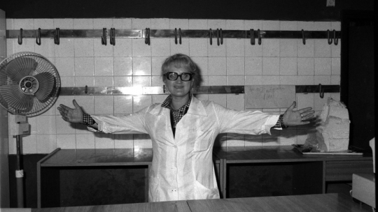 Warszawa 30.07.1981. Mimo wprowadzenia reglamentacji towarów stale występowały niedobory na rynku i braki w zaopatrzeniu sklepów w produkty żywnościowe. Nz. puste półki w sklepie spożywczym. PAP/Tomasz Langda 