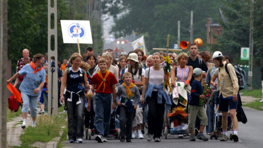 Piesza pielgrzymka z Łodzi do Sanktuarium Maryjnego na Jasnej Górze, 2004 r. PAP/Grzegorz Michałowski