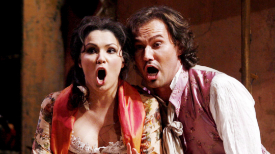 Anna Netrebko (L) i Mariusz Kwiecień podczas próby generalnej w Metropolitan Opera do Don Pasquale 29 marca 2006 roku w Nowym Jorku. Premiera odbyła się 31 marca 2006 roku w Nowym Jorku. Fot. PAP/EPA/Justin Lane