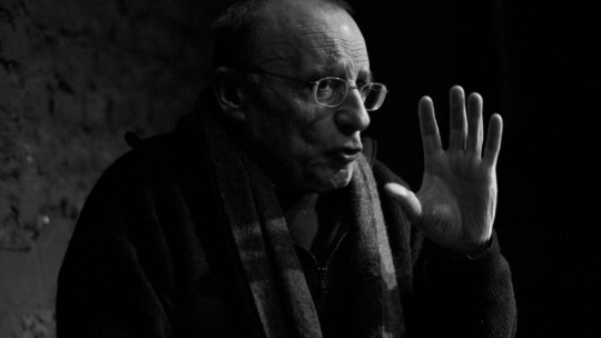 Polski reżyser i dokumentalista Marcel Łoziński (1940-2025) podczas spotkania zorganizowanego 1 bm. w ramach projektu Teatru NN w 2010 r. Fot. PAP/Wojciech Pacewicz
