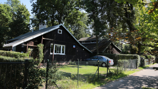 Osiedle domków fińskich Jazdów na tyłach Parku Ujazdowskiego w Warszawie. Fot. PAP/Tomasz Gzell