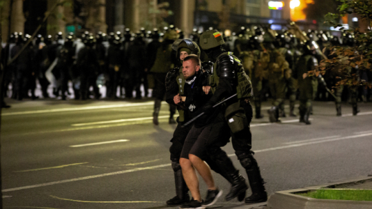 Na zdjęciu z 10 sierpnia 2020 r. białoruska policja zamyka ulicę dla ochrony przed demonstrantami po wyborach prezydenckich w Mińsku na Białorusi. Fot. PAP/Anna Ivanova