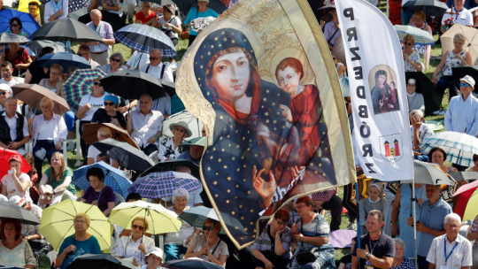 Częstochowa, sierpień 2023 r. Wierni podczas sumy pontyfikalnej z okazji święta Matki Boskiej Częstochowskiej z udziałem pielgrzymów i hierarchii kościelnej na Jasnej Górze w Częstochowie. Fot. PAP/Waldemar Deska