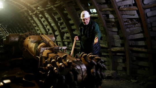 Przewodnik Roman Chytry podczas oprowadzania po zabytkowej kopalni Guido w Zabrzu. Kopalnia Guido (kiedyś Zabytkowa Kopalnia Węgla Kamiennego Guido) to nieczynna kopalnia węgla kamiennego, udostępniona do zwiedzania. Wchodzi w skład Muzeum Górnictwa Węglowego w Zabrzu jako Kompleks Kopalnia Guido. Kompleks to dwie sąsiadujące ze sobą lokalizacje w Zabrzu, 2023 r. Fot. PAP/Zbigniew Meissner