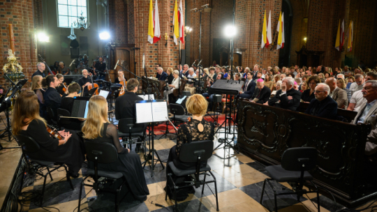 Prawykonania utworu „1025” Aleksandra Dębicza w Bazylice Archikatedralnej św. Apostołów Piotra i Pawła w Poznaniu. Fot. PAP/Jakub Kaczmarczyk