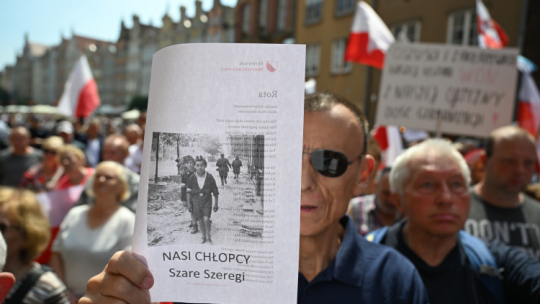 Uczestnicy manifestacji przed budynkiem Ratusza Głównego Miasta w Gdańsku przeciwko wystawie "Nasi chłopcy" poświęconej losom dziesiątek tysięcy mieszkańców Pomorza, którzy zostali wcieleni do armii III Rzeszy. Fot. PAP/Adam Warżawa