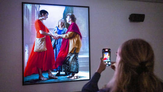 Wystawa „Bill Viola: Visions of Time/Wizje czasu” w Centrum Sztuki Współczesnej Znaki Czasu w Toruniu. Fot. PAP/Tytus Żmijewskii