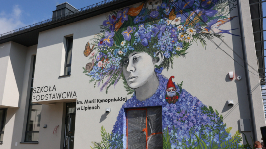 Mural z wizerunkiem pisarki Marii Konopnickiej na ścianie szkoły w Lipinach pod Łodzią. Fot. PAP/Marian Zubrzycki