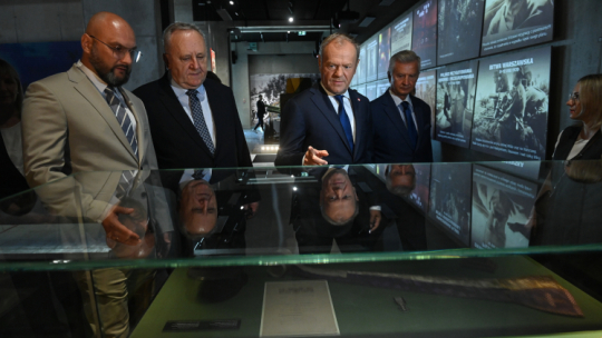 Premier Donald Tusk (2P) i podsekretarz stanu w Ministerstwie Obrony Narodowej Stanisław Wziątek (P) oraz dyrektor Muzeum Wojska Polskiego gen. dyw. w st. spocz. prof. Bogusław Pacek (2L) i dyrektor muzeum Marcin Ołdak (L) podczas zwiedzania wystawy pt. „Zjednoczeni, niezwyciężeni” w Muzeum Bitwy Warszawskiej 1920 roku w Ossowie. Fot. PAP/Piotr Nowak