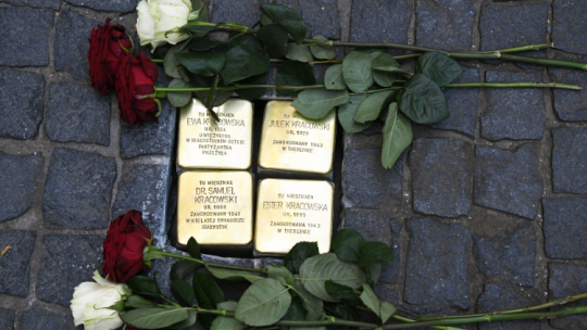 Kamienie Pamięci poświęcone rodzinie Kracowskich przy ul. Lipowej w Białymstoku, 2024 r. PAP/Michał Zieliński