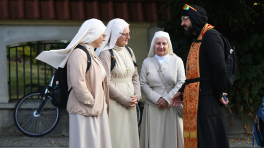 Uczestnicy XXXIII Ekumenicznej Pieszej Pielgrzymki do Wilna zebrani przed bazyliką archikatedralną Wniebowzięcia NMP w Białymstoku. Fot. PAP/Michał Zieliński