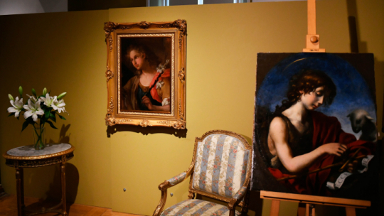 Dwa płótna z wystawy "Milczące obrazy. Opowieść o dziełach wywiezionych z Białegostoku": z lewej - „Anioł ze sceny zwiastowania” nieznanego autora z XVIII w., a z prawej „Jan Chrzciciel” z włoskiej szkoły Carla Dolciego. Fot. PAP/Michał Zieliński