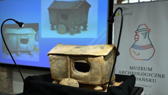 Urna domkowa z wczesnej epoki żelaza prezentowana w Muzeum Archeologicznym w Gdańsku. Fot. PAP/Adam Warżawa