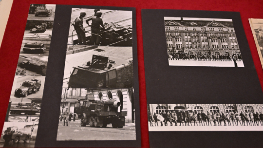 Prezentacja archiwaliów dotyczących historii NSZZ Solidarność na konferencji prasowej w Zakładzie Narodowym im. Ossolińskich we Wrocławiu. Fot. PAP/Maciej Kulczyński