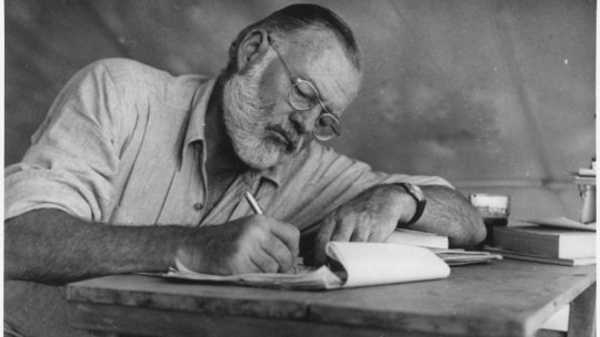 Ernest Hemingway pisze w obozie w Kenii, około 1953 roku. Fot. National Archives and Records Administration, Public domain, via Wikimedia Commons