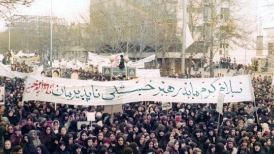 Demonstracja popierająca Chomeiniego, Teheran, grudzień 1978 r. Fot. iichs.ir (Unknown photographer), Public domain, via Wikimedia Commons