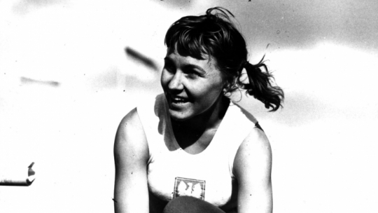 Jarosława Jóźwiakowska podczas międzynarodowego spotkania lekkoatletycznego kobiet Polska - NRD, Bydgoszcz, wrzesień 1959 r. Fot. PAP/CAF Zbigniew Matuszewski