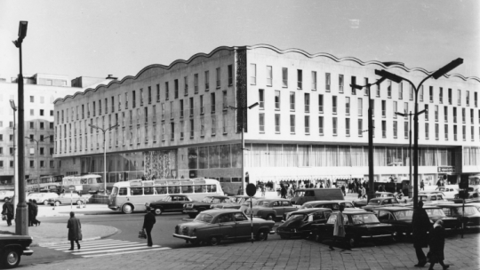 Dom Chłopa - hotel w Warszawie zbudowany według projektu Bohdana Pniewskiego (stan z 1969 r.). Fot. PAP/CAF