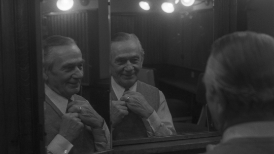 Mieczysław Fogg w garderobie przy Sali Kongresowej w PKiN w Warszawie w 1974 r. Fot. PAP/Zbigniew Wdowiński