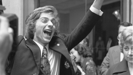 Krystian Zimerman po ogłoszeniu wyników Konkursu Chopinowskiego w Warszawie w 1975 r. Fot. PAP/Jan Morek