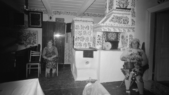  Zalipie 1981. Zapis socjologiczny. Cykl: ludzie we wnętrzach. Dom państwa Trelów. Fot. PAP/Zofia Rydet 