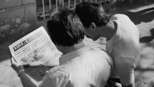 Mężczyźni czytają dziennik „Życie Warszawy” (wyd. z 14 maja 1981 r.), informujący na pierwszej stronie o zamachu na życie papieża Jana Pawła II, do którego doszło 13 maja na placu św. Piotra w Rzymie. Fot. PAP/Afa Pixx/Zenon Żyburtowicz