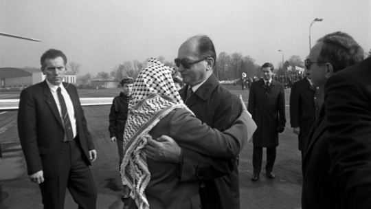 Polska uznała Deklarację Niepodległości Palestyny, ogłoszoną przez Palestyński Kongres Narodowy w Algierze 15 listopada tego samego roku. Na zdjęciu Warszawa, wizyta przywódcy Organizacji Wyzwolenia Palestyny (OWP) Jasera Arafata w Polsce (10-11.04.1989 r.). Powitanie na lotnisku Okęcie; centralnie Jaser Arafat i I sekretarz KC PZPR, przewodniczący Rady Państwa, generał Wojciech Jaruzelski (w okularach). Fot. PAP/Grzegorz Rogiński