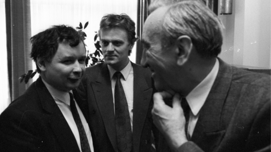 Od lewej: Jarosław Kaczyński (Porozumienie Centrum), Donald Tusk (Kongres Liberalno-Demokratyczny) i Tadeusz Mazowiecki (Unia Wolności) podczas spotkania w Sejmie w kwietniu 1992 r. Fot. PAP/Zbigniew Szwejkowski
