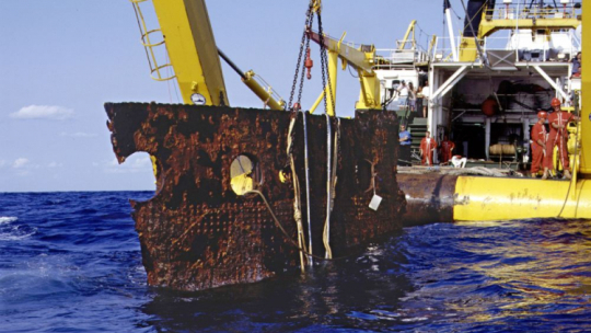 Ekipie poszukiwawczej, badającej wrak transatlantyka "Titanic", który zatonął w 1912 r., udało się w 1992 r. wydobyć na powierzchnię oceanu duży fragment kadłuba statku. Wydobyta część rufy, o wymiarach około sześciu i pół na cztery metry i wadze około 20 ton, znajdowała się w odległości około 16 km od reszty wraku. Fot. PAP/EPA