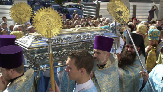 Prawosławne uroczystości związane z rocznicą przeniesienia z Grodna na Białorusi do Białegostoku relikwii Męczennika Gabriela, 2003 r. Fot. PAP/Leon Stankiewicz