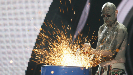 Koncert „Premiery” w pierwszym dniu 45. Krajowego Festiwalu Piosenki Polskiej „Opole 2008”. Nz: Andrzej Dziubek (nz) z zespołu De Press, 2008 r. PAP/Andrzej Grygiel