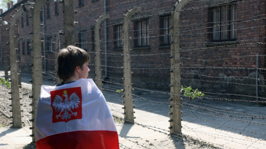 Uczestnicy Marszu Żywych na terenie byłego obozu zagłady KL Auschwitz w Oświęcimiu w 2009 r. Fot. PAP/Jacek Bednarczyk