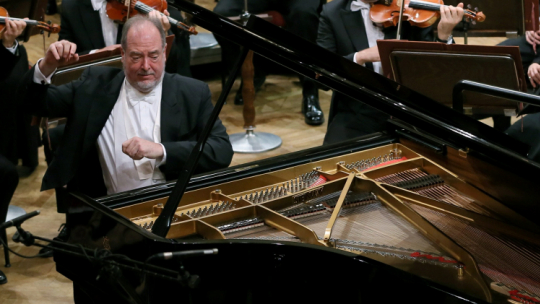 Garrick Ohlsson podczas koncertu w Filharmonii Narodowej w Warszawie. Fot. PAP/Radek Pietruszka