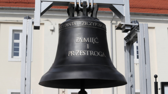 Dzwon "Pamięć i przestroga" podczas uroczystości jego odsłonięcia w 2019 r. Fot. PAP/Roman Zawistowski