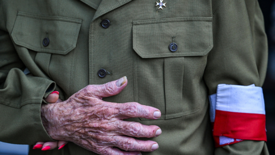 Fotografia Darka Delmanowicza, fotoreportera PAP wykonana podczas uroczystości z okazji 81. rocznicy wybuchu Powstania Warszawskiego - zgłoszona do konkursu Muzeum Powstania Warszawskiego „Pamięć »W« kadrze”. Fot. PAP/Darek Delmanowicz