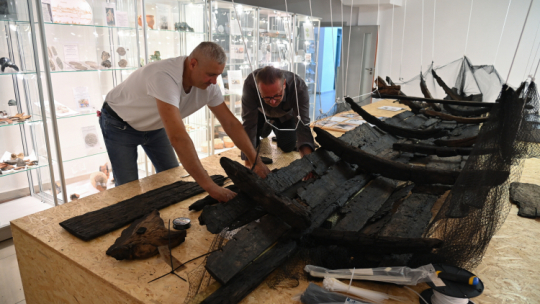 Muzeum w Kamieniu Pomorskim składa fragmenty wczesnośredniowiecznej łodzi. Fot. PAP/Marcin Bielecki
